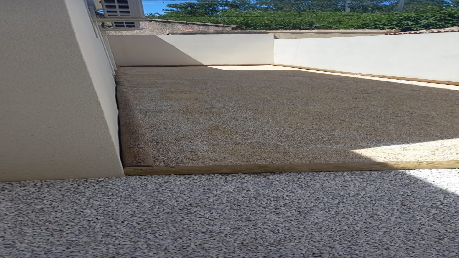 Allée gravillonnée parfaitement nivelée après intervention LBTP — chantier résidentiel Vaucluse