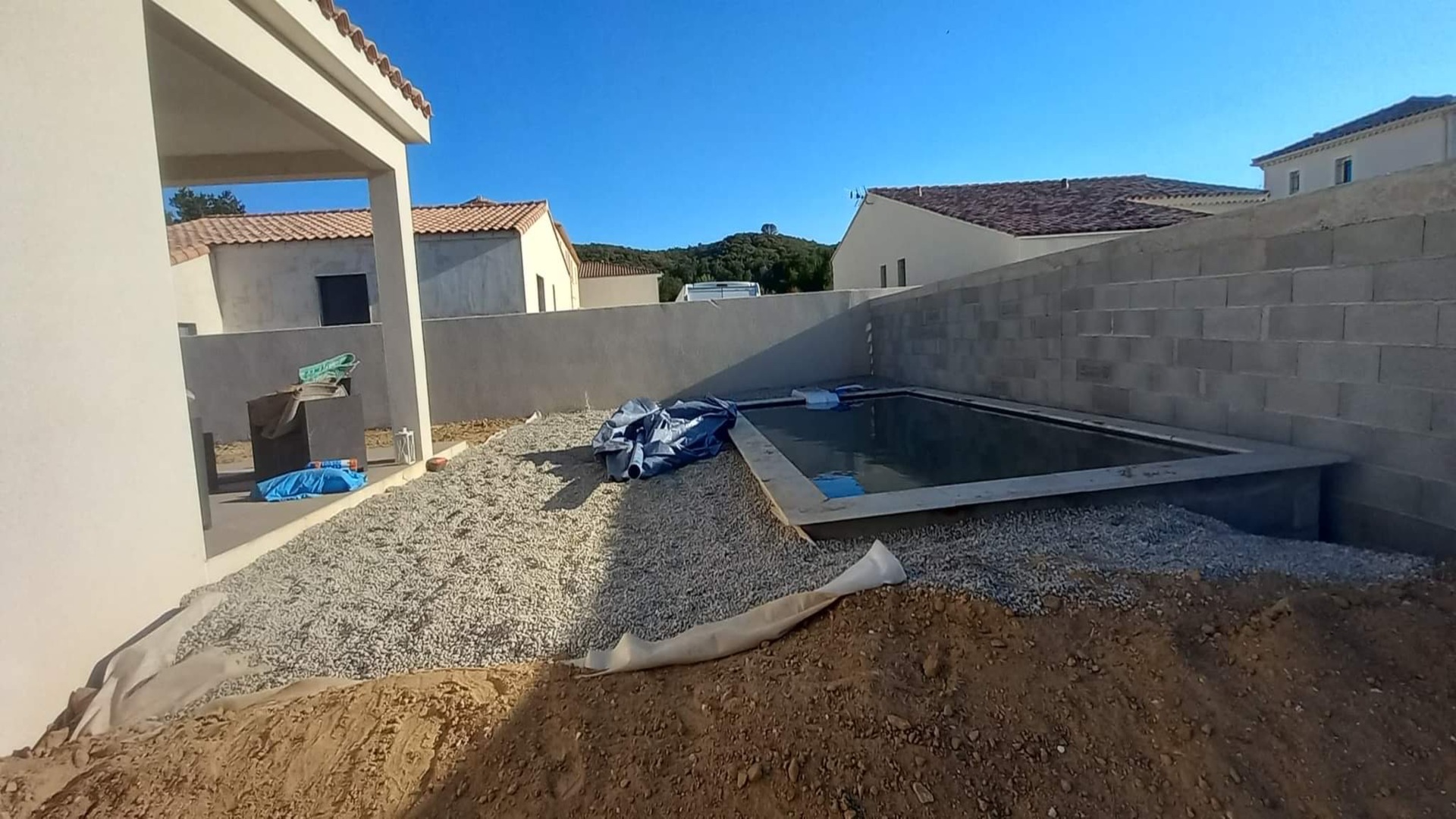 Terrassement de piscine en cours — cuve creusée et gravier de calage posé par LBTP Vaucluse