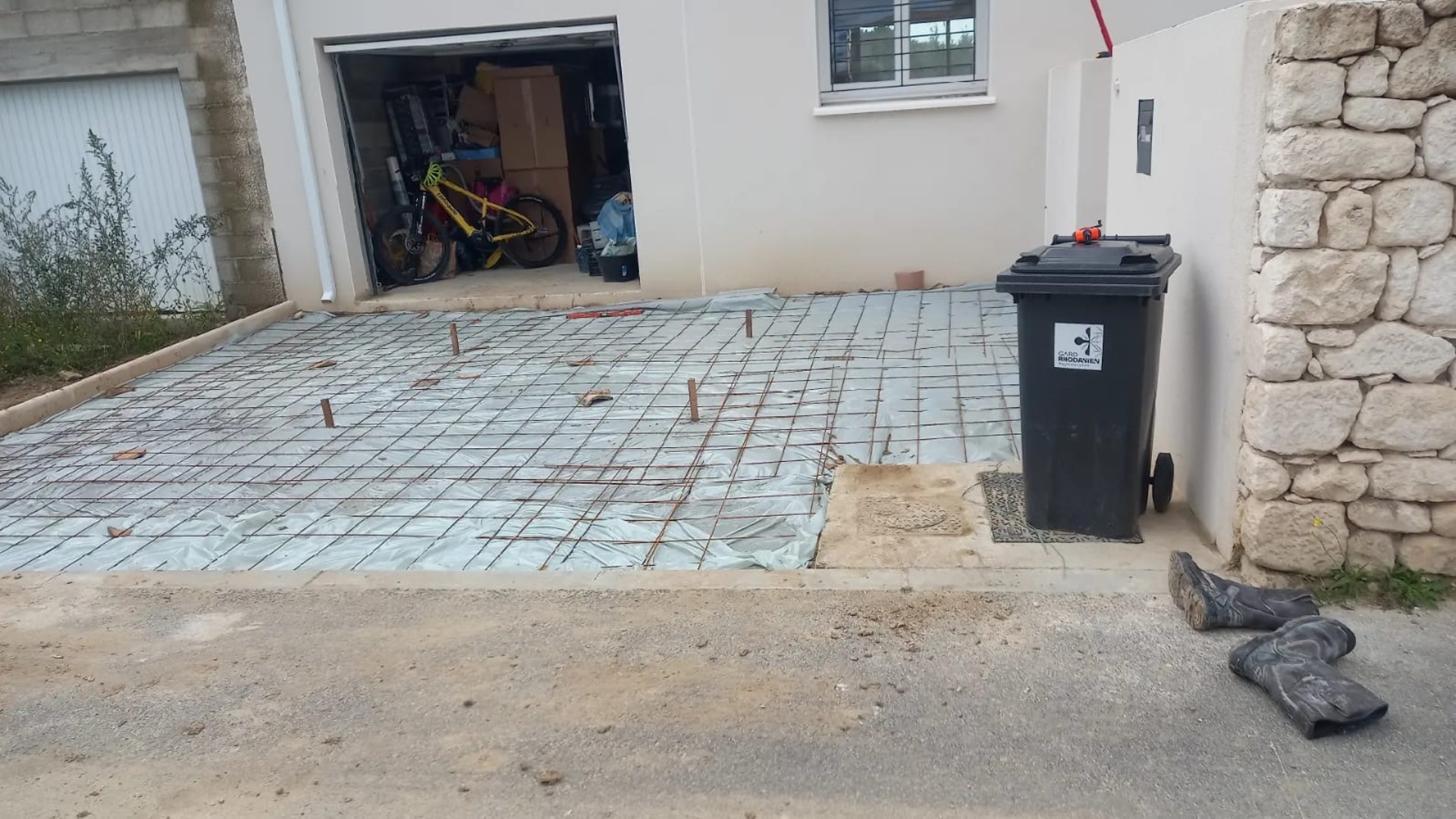 Ferraillage pour dalle béton armée devant une maison — chantier LBTP Vaucluse