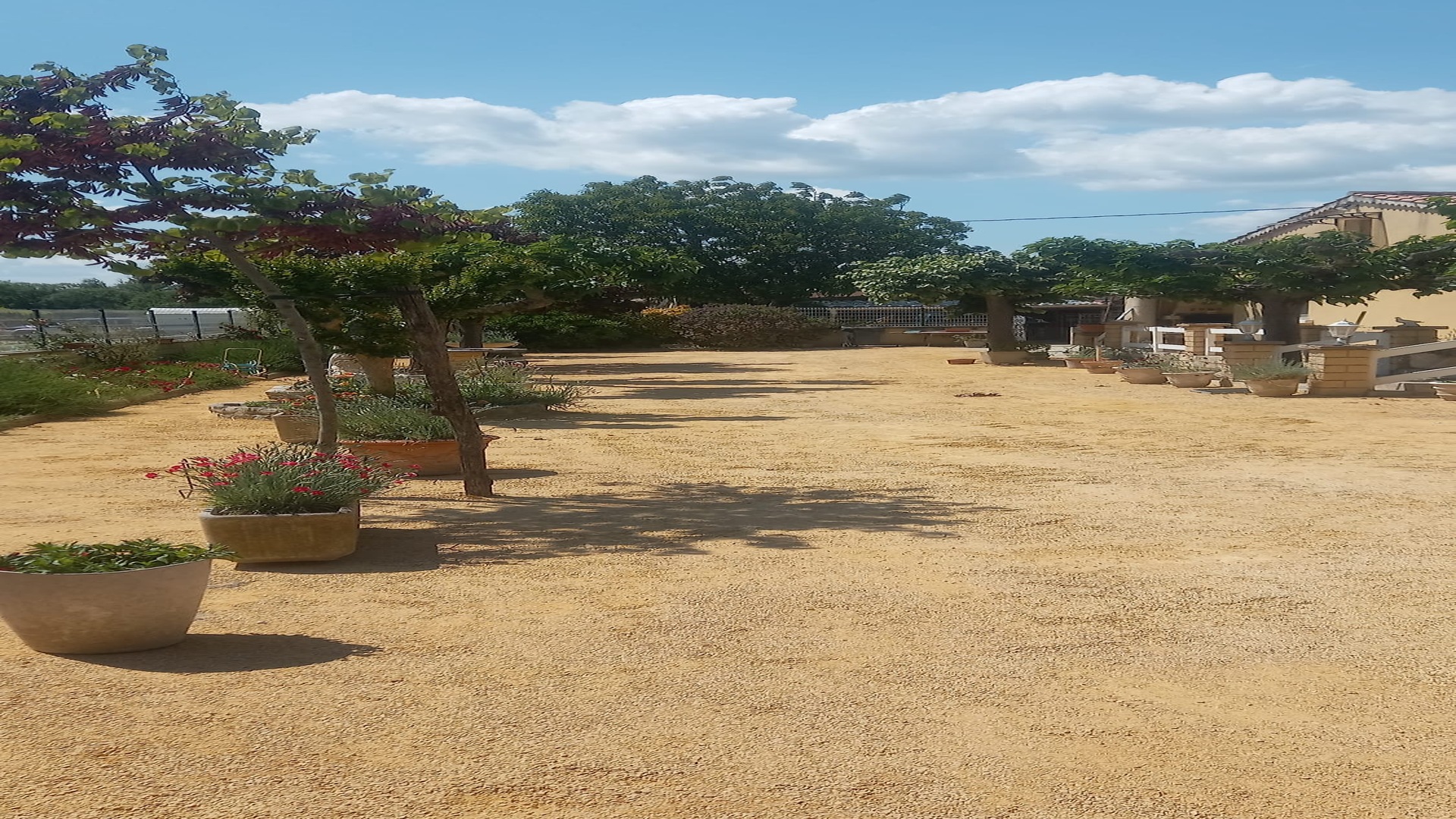 Terrain parfaitement aplani et engravillonné après terrassement LBTP — Vaucluse