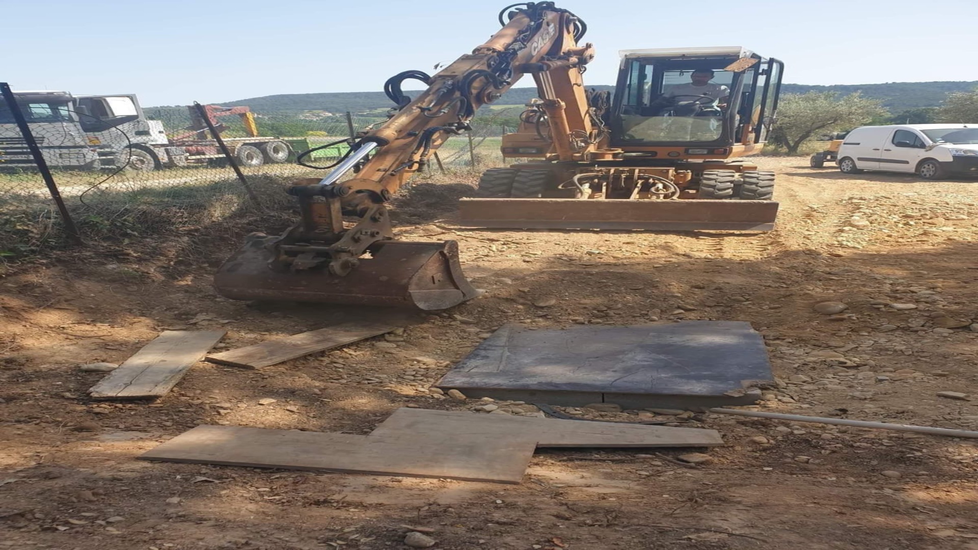 Pelle hydraulique CASE LBTP en opération sur chantier VRD — pose réseaux Vaucluse